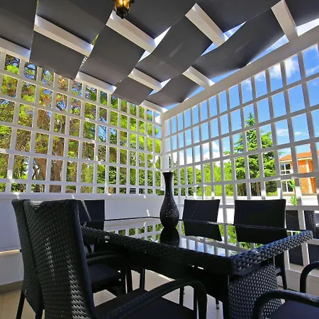 Deluxe Mkc شقة زادار